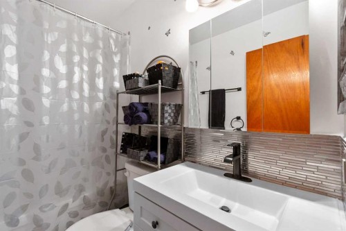 4417 55 Avenue, Olds, AB - Indoor Photo Showing Bathroom