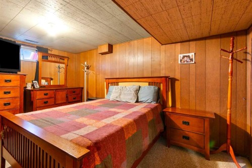 4417 55 Avenue, Olds, AB - Indoor Photo Showing Bedroom