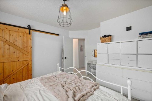 4716 26 Avenue Sw, Calgary, AB - Indoor Photo Showing Bedroom
