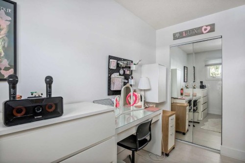 4716 26 Avenue Sw, Calgary, AB - Indoor Photo Showing Bedroom