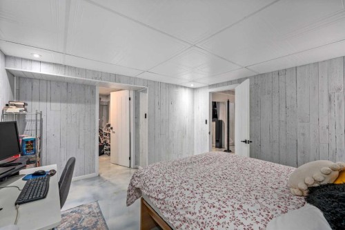4716 26 Avenue Sw, Calgary, AB - Indoor Photo Showing Bedroom
