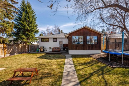 4716 26 Avenue Sw, Calgary, AB - Outdoor With Backyard