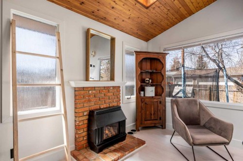 4716 26 Avenue Sw, Calgary, AB - Indoor Photo Showing Living Room