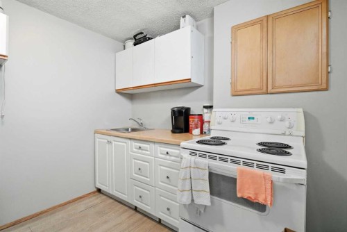 3405 35 Avenue Se, Calgary, AB - Indoor Photo Showing Kitchen