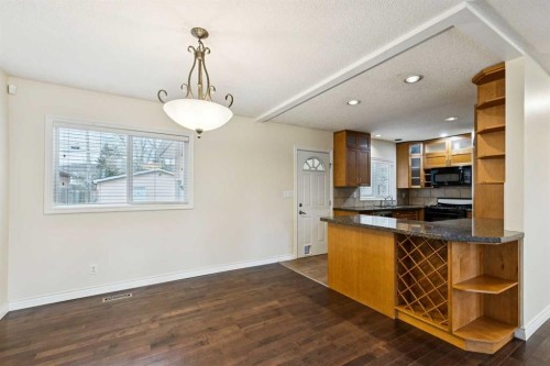 7615 36 Avenue Nw, Calgary, AB - Indoor Photo Showing Kitchen
