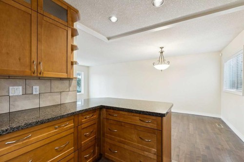 7615 36 Avenue Nw, Calgary, AB - Indoor Photo Showing Kitchen