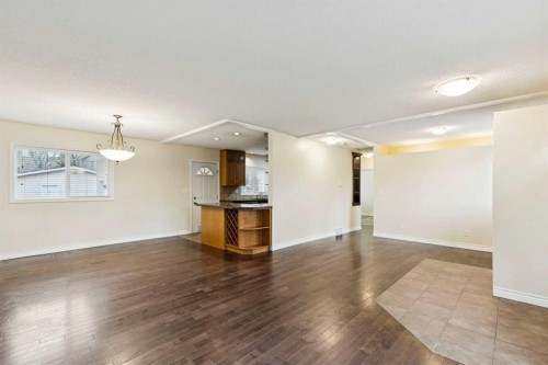7615 36 Avenue Nw, Calgary, AB - Indoor Photo Showing Living Room