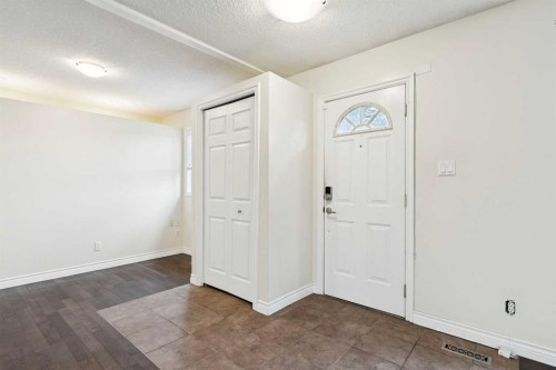 7615 36 Avenue Nw, Calgary, AB - Indoor Photo Showing Other Room