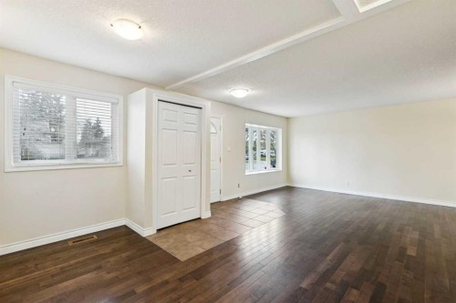 7615 36 Avenue Nw, Calgary, AB - Indoor Photo Showing Other Room