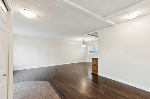 7615 36 Avenue Nw, Calgary, AB - Indoor Photo Showing Other Room