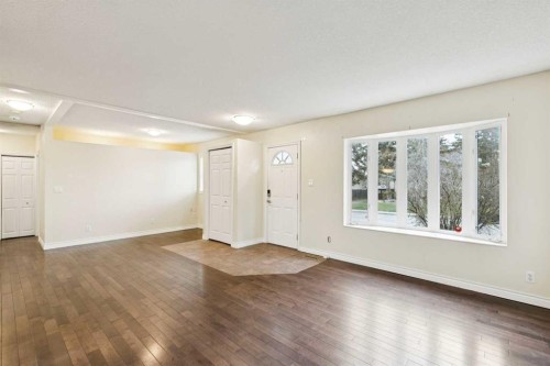 7615 36 Avenue Nw, Calgary, AB - Indoor Photo Showing Other Room