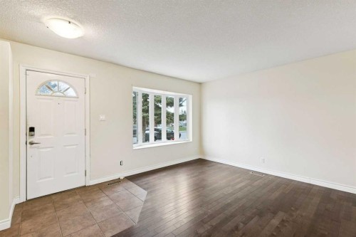 7615 36 Avenue Nw, Calgary, AB - Indoor Photo Showing Other Room
