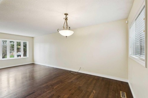 7615 36 Avenue Nw, Calgary, AB - Indoor
