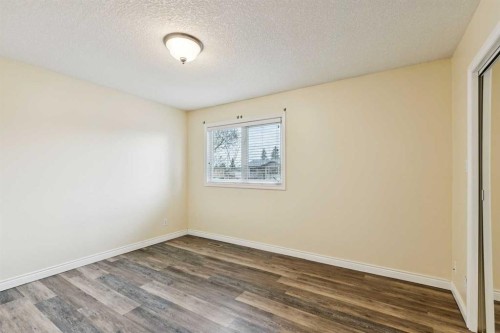 7615 36 Avenue Nw, Calgary, AB - Indoor Photo Showing Other Room