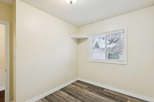 7615 36 Avenue Nw, Calgary, AB - Indoor Photo Showing Other Room