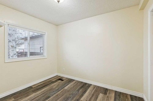 7615 36 Avenue Nw, Calgary, AB - Indoor Photo Showing Other Room