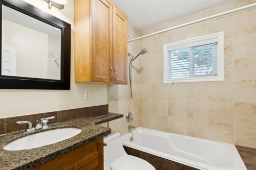 7615 36 Avenue Nw, Calgary, AB - Indoor Photo Showing Bathroom