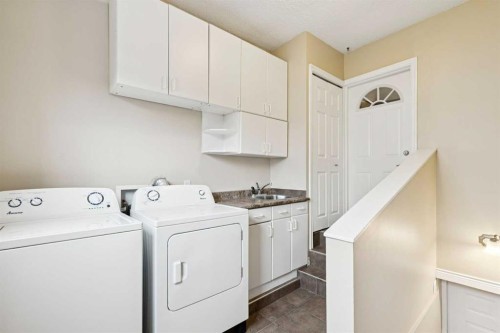 7615 36 Avenue Nw, Calgary, AB - Indoor Photo Showing Laundry Room
