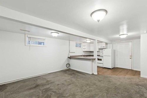 7615 36 Avenue Nw, Calgary, AB - Indoor Photo Showing Kitchen