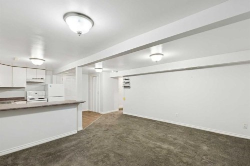 7615 36 Avenue Nw, Calgary, AB - Indoor Photo Showing Kitchen
