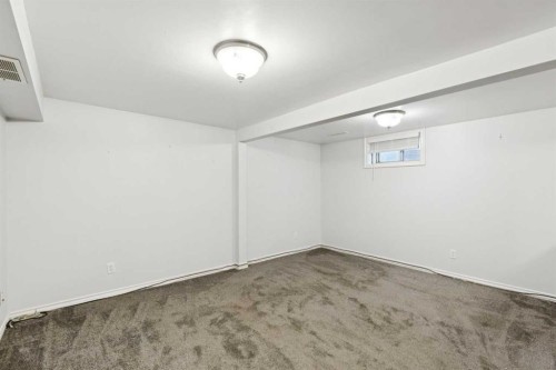 7615 36 Avenue Nw, Calgary, AB - Indoor Photo Showing Other Room