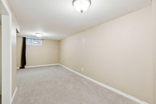 7615 36 Avenue Nw, Calgary, AB - Indoor Photo Showing Other Room