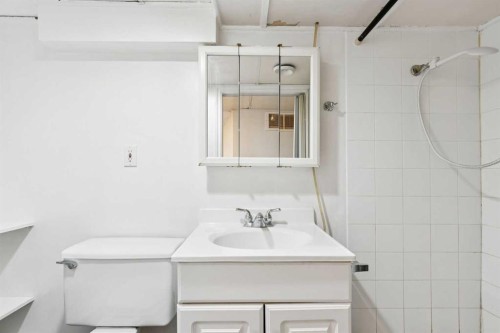 7615 36 Avenue Nw, Calgary, AB - Indoor Photo Showing Bathroom