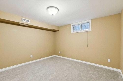 7615 36 Avenue Nw, Calgary, AB - Indoor Photo Showing Other Room