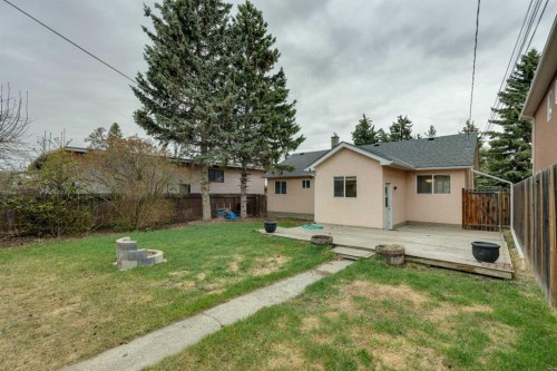 7615 36 Avenue Nw, Calgary, AB - Outdoor