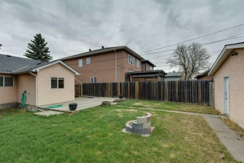 7615 36 Avenue Nw, Calgary, AB - Outdoor