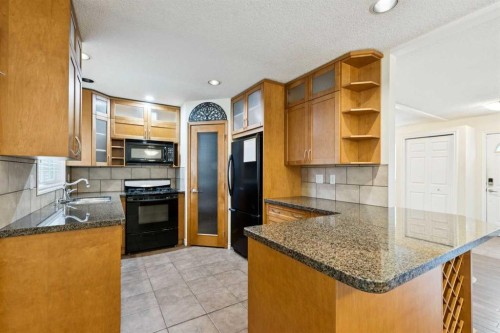 7615 36 Avenue Nw, Calgary, AB - Indoor Photo Showing Kitchen