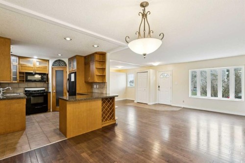 7615 36 Avenue Nw, Calgary, AB - Indoor Photo Showing Kitchen