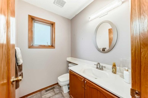 402 Citadel Hills Circle Nw, Calgary, AB - Indoor Photo Showing Bathroom
