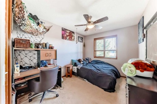 402 Citadel Hills Circle Nw, Calgary, AB - Indoor Photo Showing Bedroom