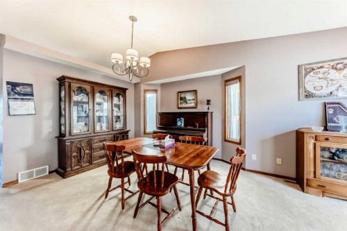 402 Citadel Hills Circle Nw, Calgary, AB - Indoor Photo Showing Dining Room