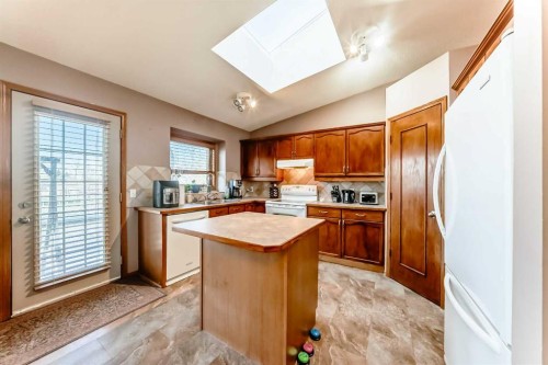 402 Citadel Hills Circle Nw, Calgary, AB - Indoor Photo Showing Kitchen