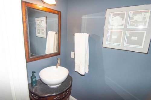 1616 Summer Street Sw, Calgary, AB - Indoor Photo Showing Bathroom