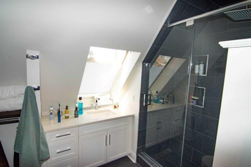 1616 Summer Street Sw, Calgary, AB - Indoor Photo Showing Bathroom