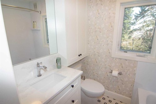 1616 Summer Street Sw, Calgary, AB - Indoor Photo Showing Bathroom