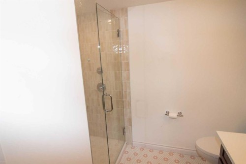 1616 Summer Street Sw, Calgary, AB - Indoor Photo Showing Bathroom