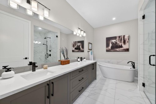 46 Crestridge Bay Sw, Calgary, AB - Indoor Photo Showing Bathroom