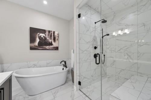 46 Crestridge Bay Sw, Calgary, AB - Indoor Photo Showing Bathroom