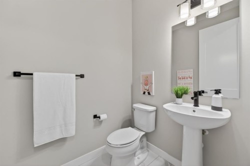 46 Crestridge Bay Sw, Calgary, AB - Indoor Photo Showing Bathroom