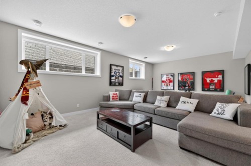 46 Crestridge Bay Sw, Calgary, AB - Indoor Photo Showing Living Room