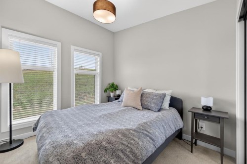 3088 85 Street Sw, Calgary, AB 