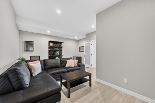 3088 85 Street Sw, Calgary, AB 