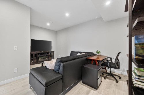 3088 85 Street Sw, Calgary, AB 