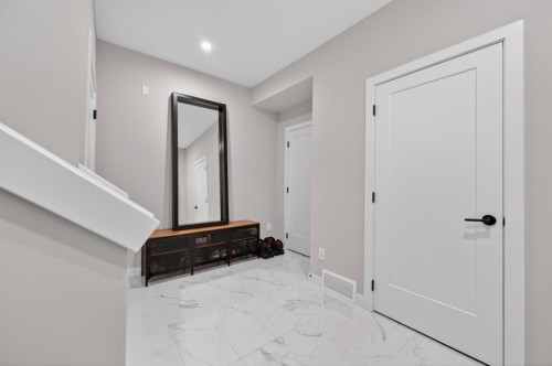 3088 85 Street Sw, Calgary, AB 