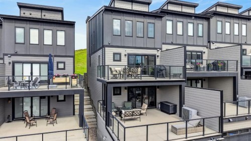 3088 85 Street Sw, Calgary, AB 