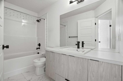 32 Walgrove Common Se, Calgary, AB - Indoor Photo Showing Bathroom